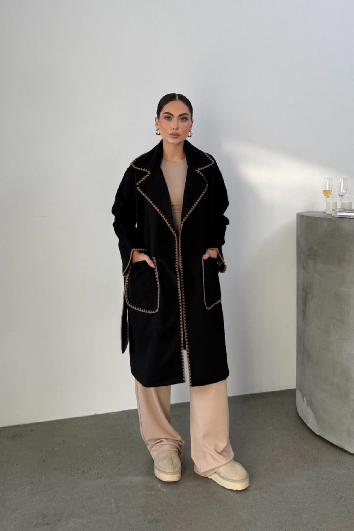 Kadın Siyah Kaşe Kaban Kuşaklı Nakışlı Büyük Cepli Kruvaze Yaka Siyah 36