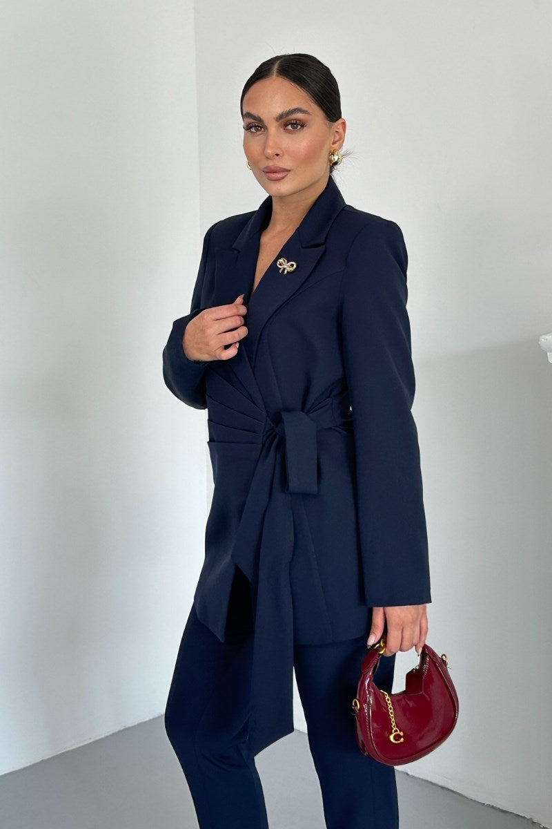 Kadın İkili Alt Üst Takım Şık Kuşaklı Drapeli Broş Detaylı Blazer Ceket Boru Paça Pantolon Takım