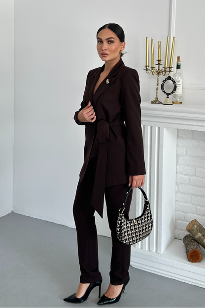 Kadın İkili Alt Üst Takım Şık Kuşaklı Drapeli Broş Detaylı Blazer Ceket Boru Paça Pantolon Takım