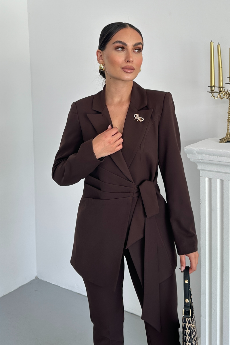 Kadın İkili Alt Üst Takım Şık Kuşaklı Drapeli Broş Detaylı Blazer Ceket Boru Paça Pantolon Takım