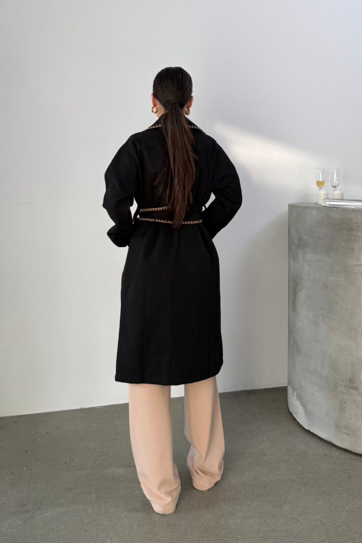 Kadın Siyah Kaşe Kaban Kuşaklı Nakışlı Büyük Cepli Kruvaze Yaka