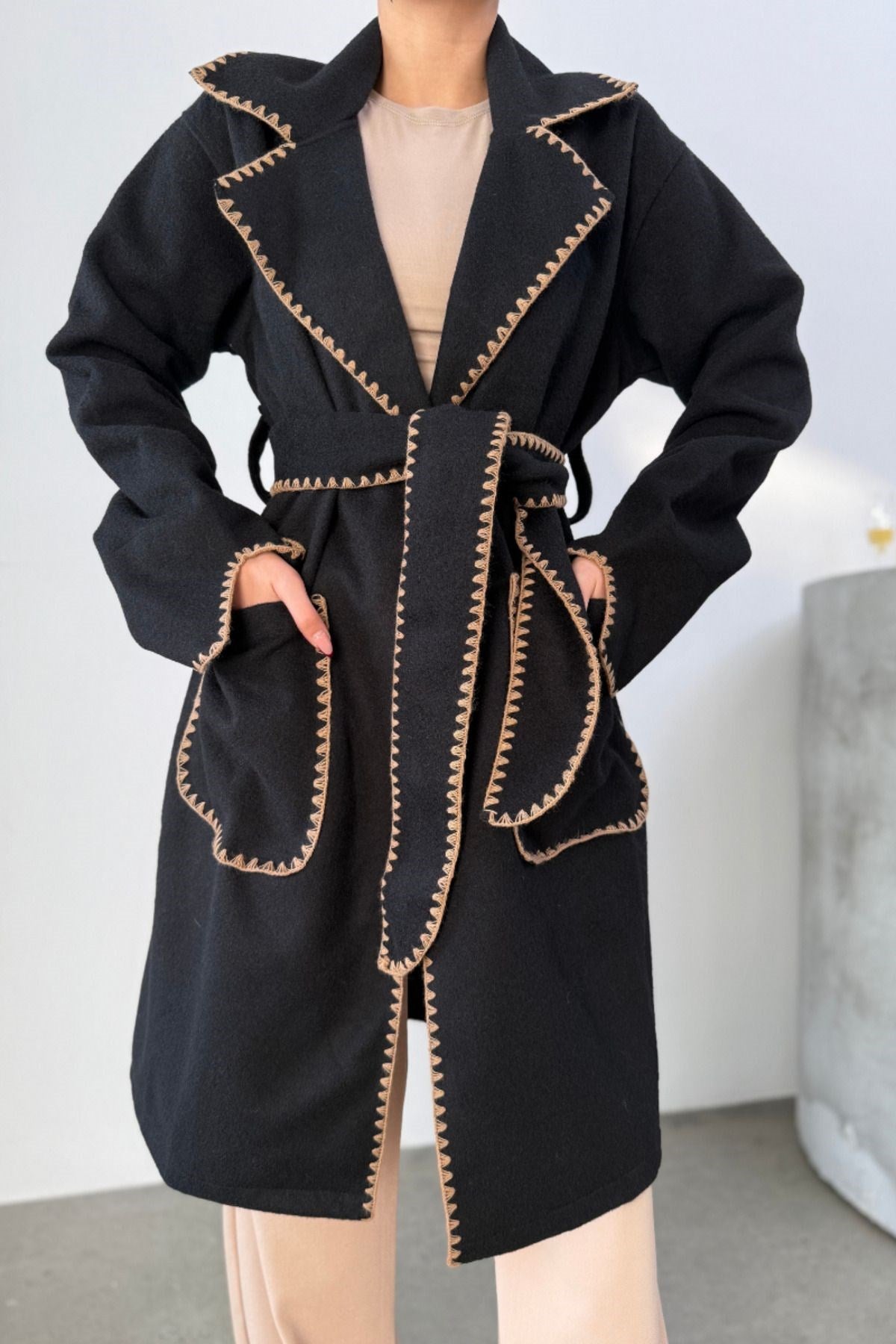 Kadın Siyah Kaşe Kaban Kuşaklı Nakışlı Büyük Cepli Kruvaze Yaka