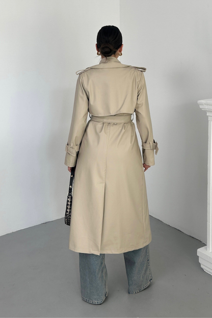 Kadın Trençkot Uzun Suni Deri Kemerli Düğmeli Cepli Yırtmaçlı Kruvaze Yaka Trençkot