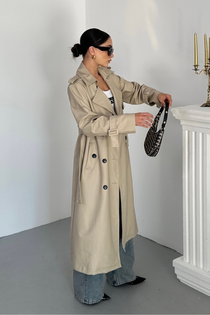 Kadın Trençkot Uzun Suni Deri Kemerli Düğmeli Cepli Yırtmaçlı Kruvaze Yaka Trençkot