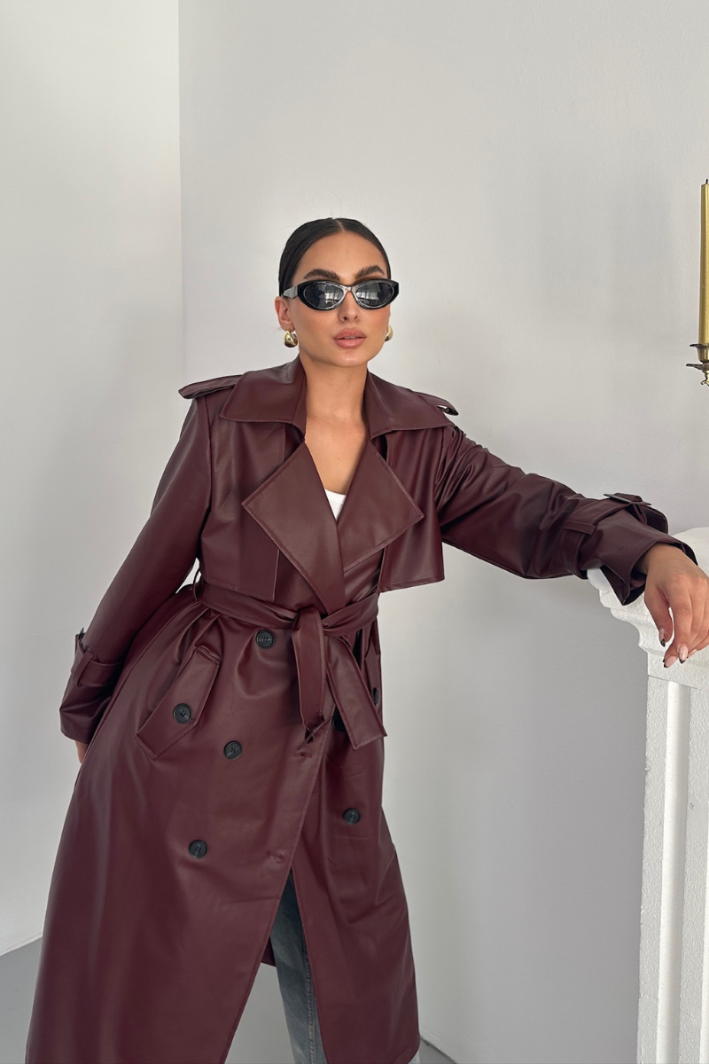 Kadın Trençkot Uzun Suni Deri Kemerli Düğmeli Cepli Yırtmaçlı Kruvaze Yaka Trençkot