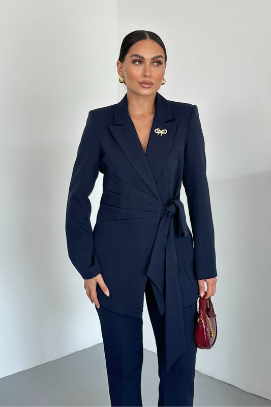 Kadın İkili Alt Üst Takım Şık Kuşaklı Drapeli Broş Detaylı Blazer Ceket Boru Paça Pantolon Takım