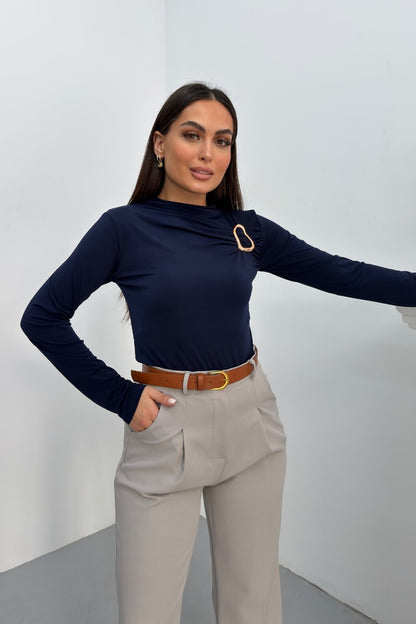 Kadın Bluz Gold Toka Detaylı Büzgülü Uzun Kollu Sandy Kumaş Likralı Şık Bluz