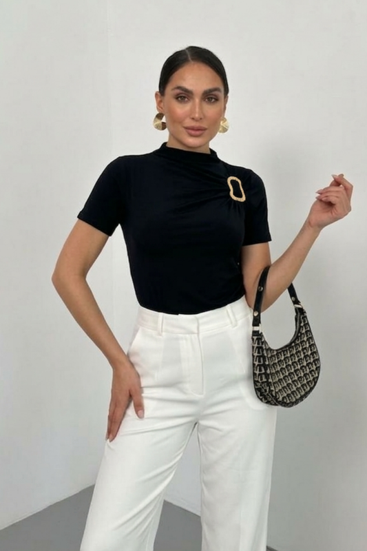 Kadın T-Shirt Kısa Kollu Gold Toka Detaylı Büzgülü Yarım Balıkçı Yaka Sandy Likralı Şık Bluz