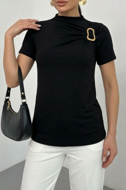 Kadın T-Shirt Kısa Kollu Gold Toka Detaylı Büzgülü Yarım Balıkçı Yaka Sandy Likralı Şık Bluz