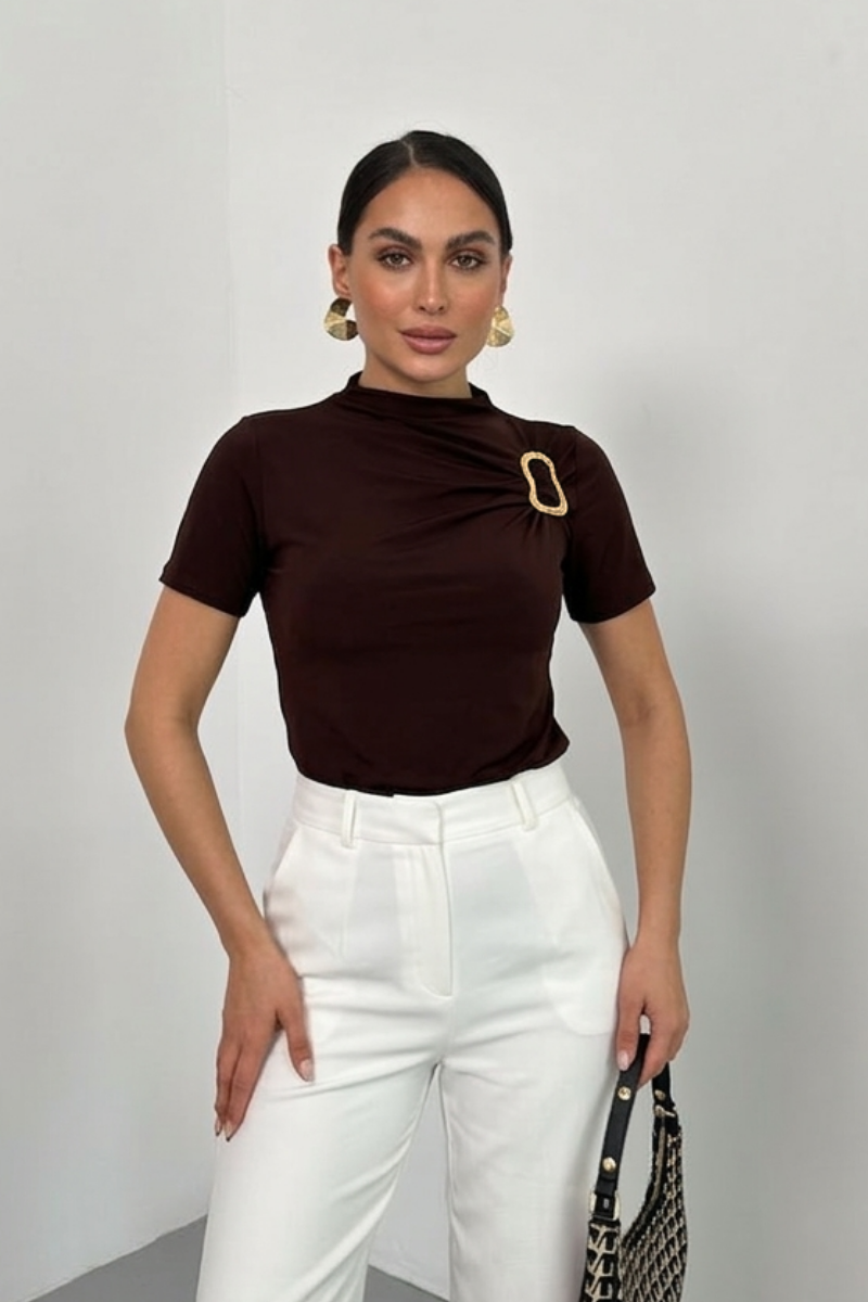 Kadın T-Shirt Kısa Kollu Gold Toka Detaylı Büzgülü Yarım Balıkçı Yaka Sandy Likralı Şık Bluz