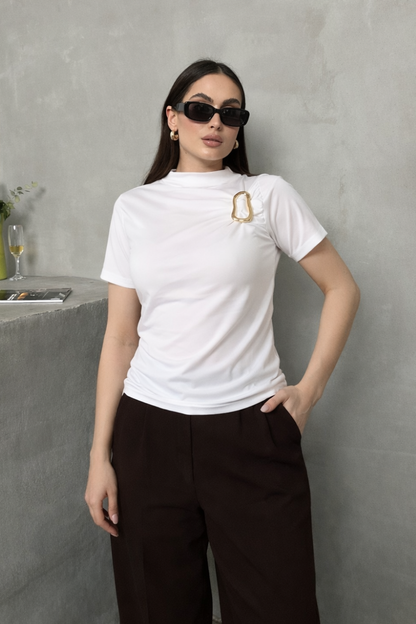 Kadın T-Shirt Kısa Kollu Gold Toka Detaylı Büzgülü Yarım Balıkçı Yaka Sandy Likralı Şık Bluz