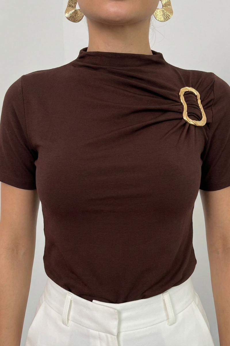 Kadın T-Shirt Kısa Kollu Gold Toka Detaylı Büzgülü Yarım Balıkçı Yaka Sandy Likralı Şık Bluz