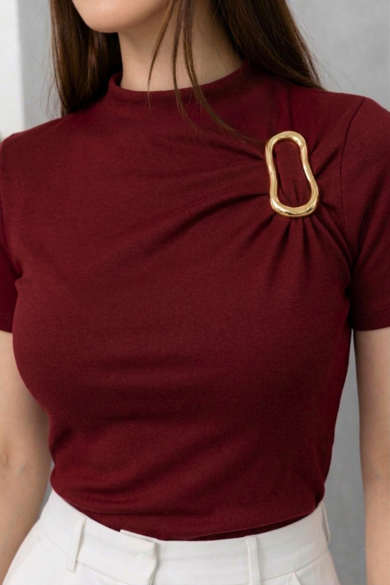Kadın T-Shirt Kısa Kollu Gold Toka Detaylı Büzgülü Yarım Balıkçı Yaka Sandy Likralı Şık Bluz