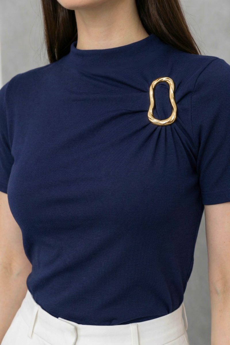 Kadın T-Shirt Kısa Kollu Gold Toka Detaylı Büzgülü Yarım Balıkçı Yaka Sandy Likralı Şık Bluz