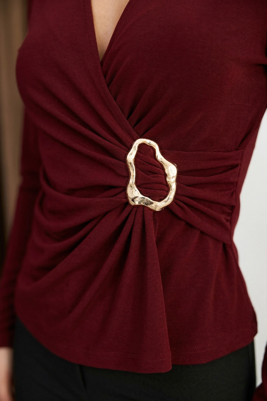 Kadın Bluz Gold Toka Detaylı Büzgülü Kruvaze Yaka Uzun Kollu Sandy Kumaş Likralı Şık Bluz