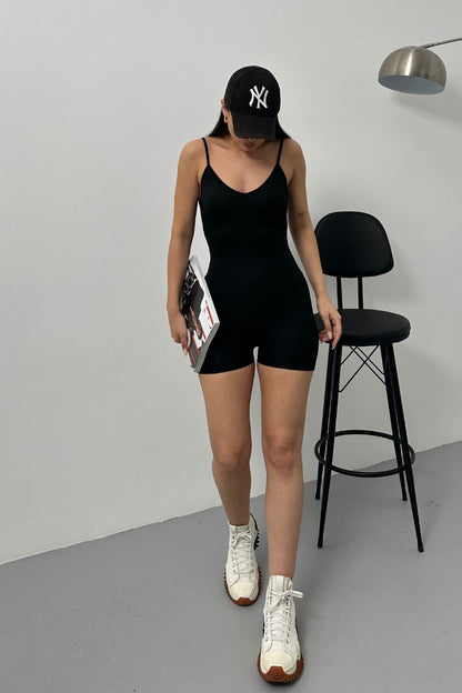 Kadın Siyah Mini Askılı Vücuda Oturan U Yaka Şortlu Tulum