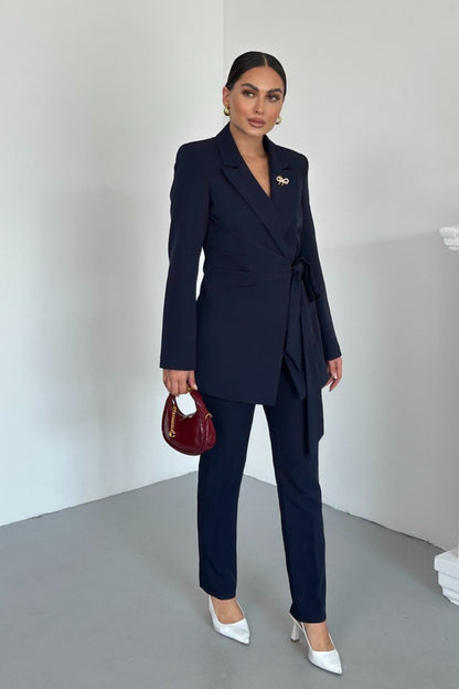 Kadın İkili Alt Üst Takım Şık Kuşaklı Drapeli Broş Detaylı Blazer Ceket Boru Paça Pantolon Takım