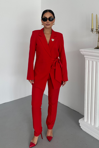 Kadın İkili Alt Üst Takım Şık Kuşaklı Drapeli Broş Detaylı Blazer Ceket Boru Paça Pantolon Takım