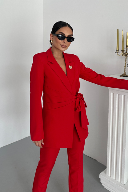 Kadın İkili Alt Üst Takım Şık Kuşaklı Drapeli Broş Detaylı Blazer Ceket Boru Paça Pantolon Takım