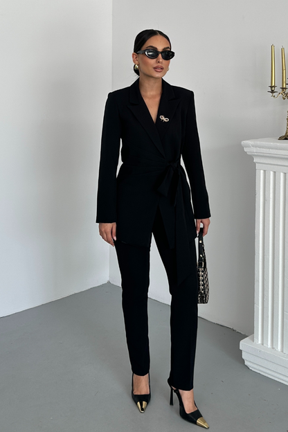 Kadın İkili Alt Üst Takım Şık Kuşaklı Drapeli Broş Detaylı Blazer Ceket Boru Paça Pantolon Takım