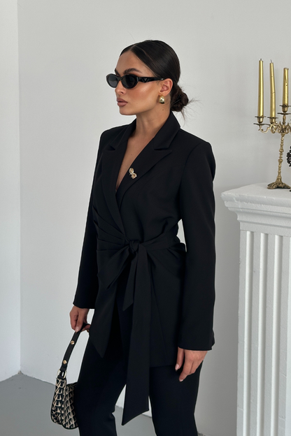 Kadın İkili Alt Üst Takım Şık Kuşaklı Drapeli Broş Detaylı Blazer Ceket Boru Paça Pantolon Takım