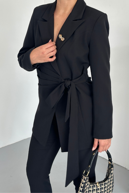 Kadın İkili Alt Üst Takım Şık Kuşaklı Drapeli Broş Detaylı Blazer Ceket Boru Paça Pantolon Takım