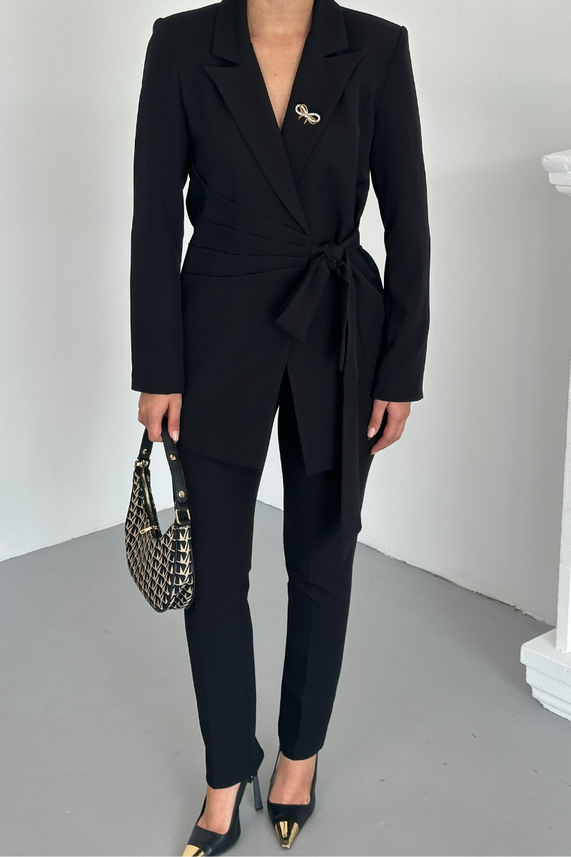 Kadın İkili Alt Üst Takım Şık Kuşaklı Drapeli Broş Detaylı Blazer Ceket Boru Paça Pantolon Takım