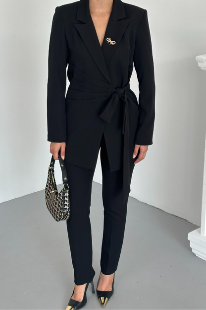Kadın İkili Alt Üst Takım Şık Kuşaklı Drapeli Broş Detaylı Blazer Ceket Boru Paça Pantolon Takım