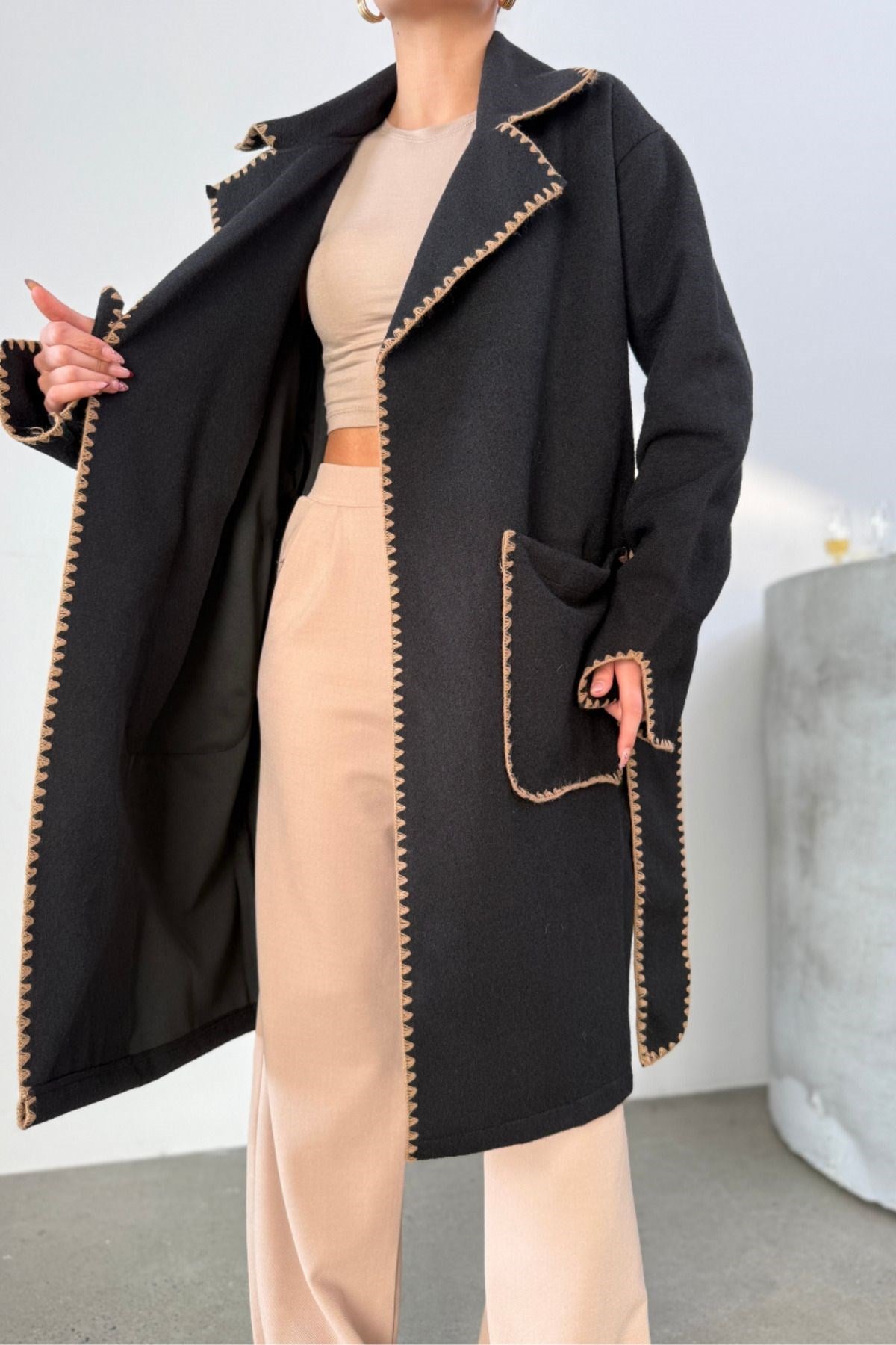 Kadın Siyah Kaşe Kaban Kuşaklı Nakışlı Büyük Cepli Kruvaze Yaka