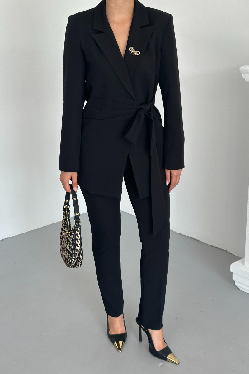 Kadın İkili Alt Üst Takım Şık Kuşaklı Drapeli Broş Detaylı Blazer Ceket Boru Paça Pantolon Takım