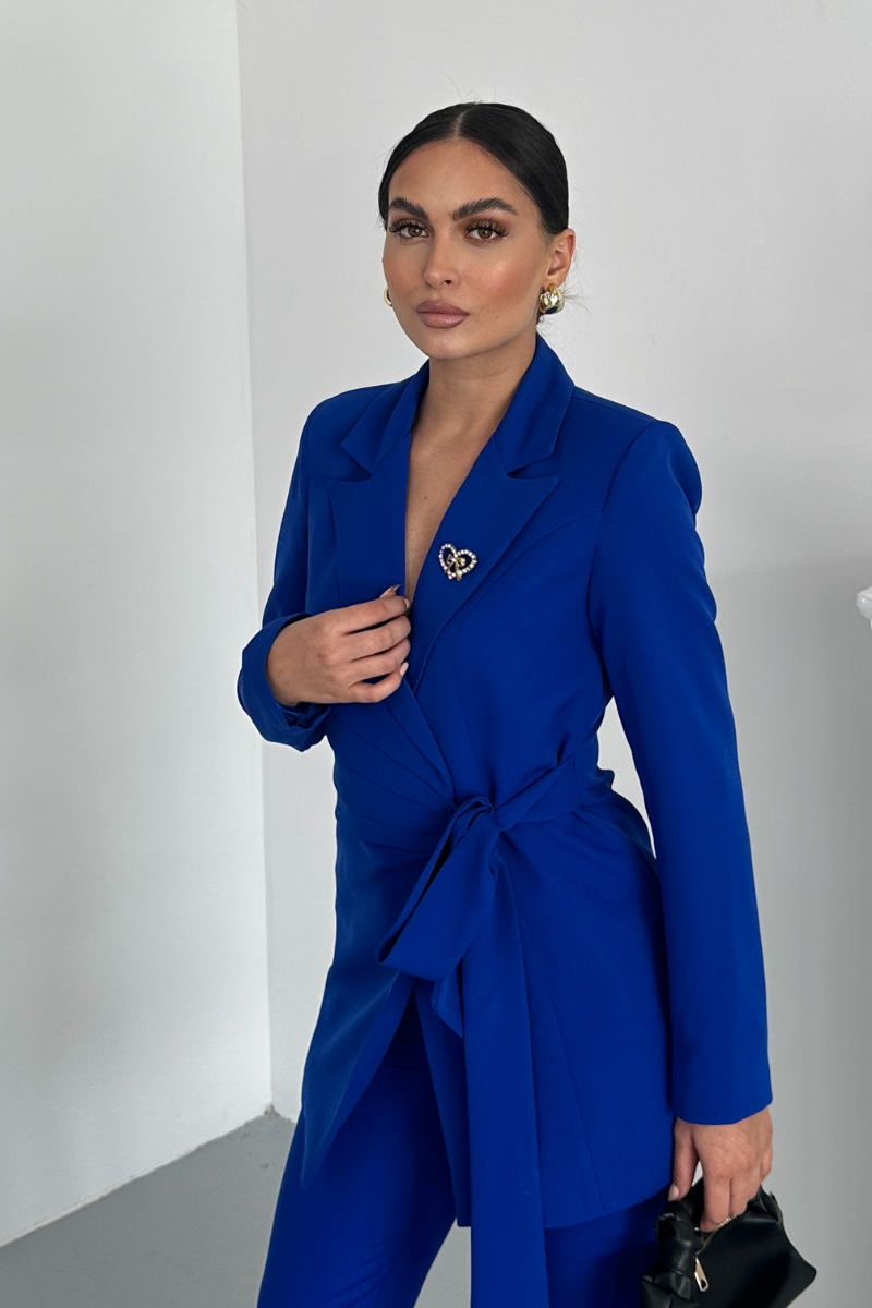 Kadın İkili Alt Üst Takım Şık Kuşaklı Drapeli Broş Detaylı Blazer Ceket Boru Paça Pantolon Takım