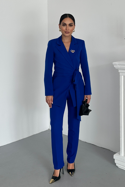 Kadın İkili Alt Üst Takım Şık Kuşaklı Drapeli Broş Detaylı Blazer Ceket Boru Paça Pantolon Takım