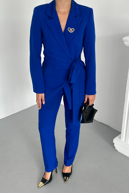 Kadın İkili Alt Üst Takım Şık Kuşaklı Drapeli Broş Detaylı Blazer Ceket Boru Paça Pantolon Takım