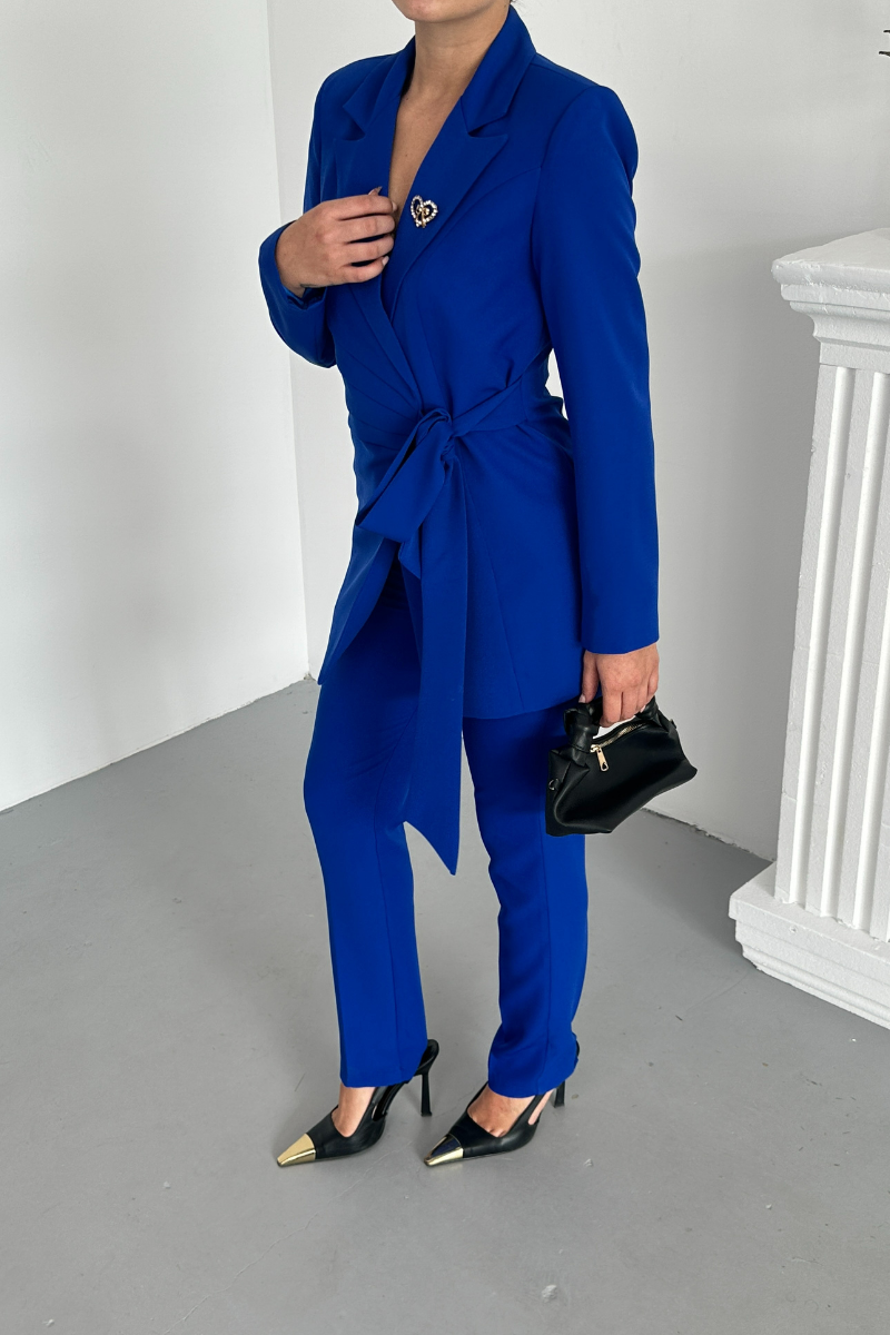 Kadın İkili Alt Üst Takım Şık Kuşaklı Drapeli Broş Detaylı Blazer Ceket Boru Paça Pantolon Takım