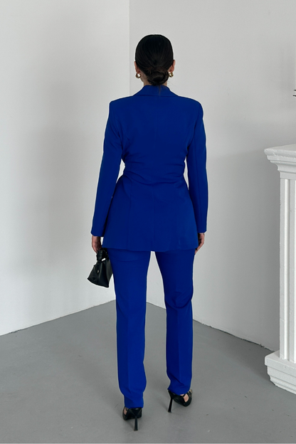 Kadın İkili Alt Üst Takım Şık Kuşaklı Drapeli Broş Detaylı Blazer Ceket Boru Paça Pantolon Takım