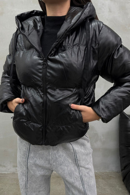 Kadın Siyah Kapüşonlu Cepli Kısa Deri Şişme Mont
