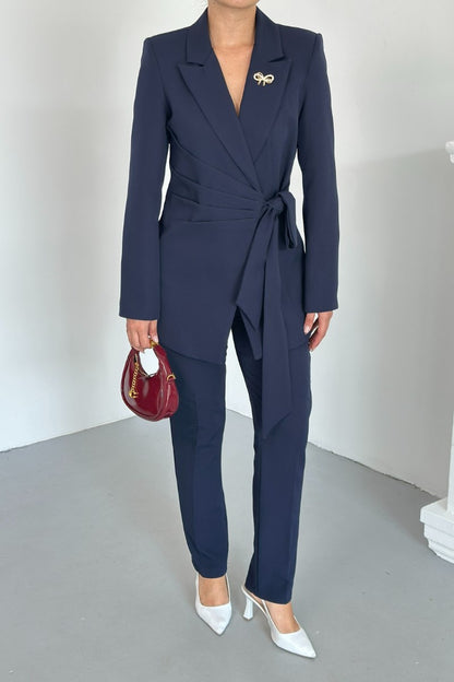 Kadın İkili Alt Üst Takım Şık Kuşaklı Drapeli Broş Detaylı Blazer Ceket Boru Paça Pantolon Takım
