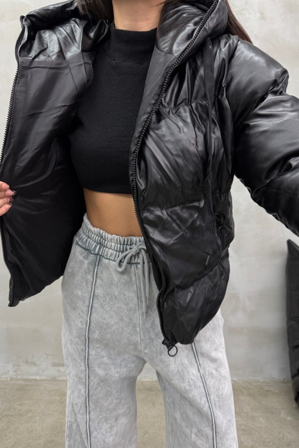 Kadın Siyah Kapüşonlu Cepli Kısa Deri Şişme Mont