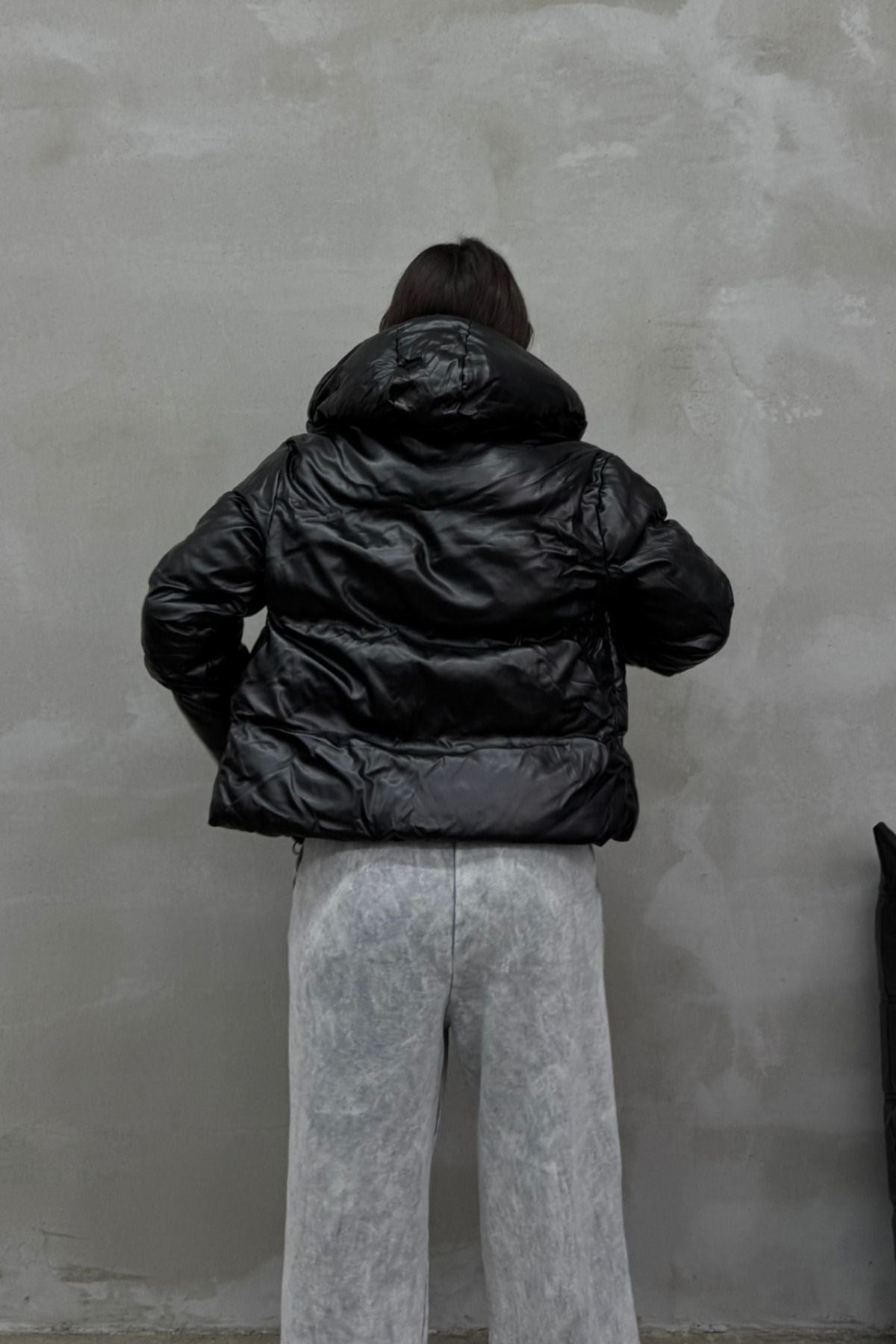 Kadın Siyah Kapüşonlu Cepli Kısa Deri Şişme Mont