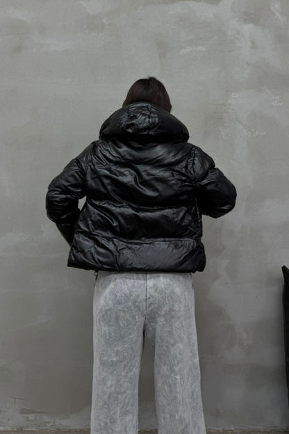 Kadın Siyah Kapüşonlu Cepli Kısa Deri Şişme Mont