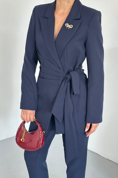 Kadın İkili Alt Üst Takım Şık Kuşaklı Drapeli Broş Detaylı Blazer Ceket Boru Paça Pantolon Takım