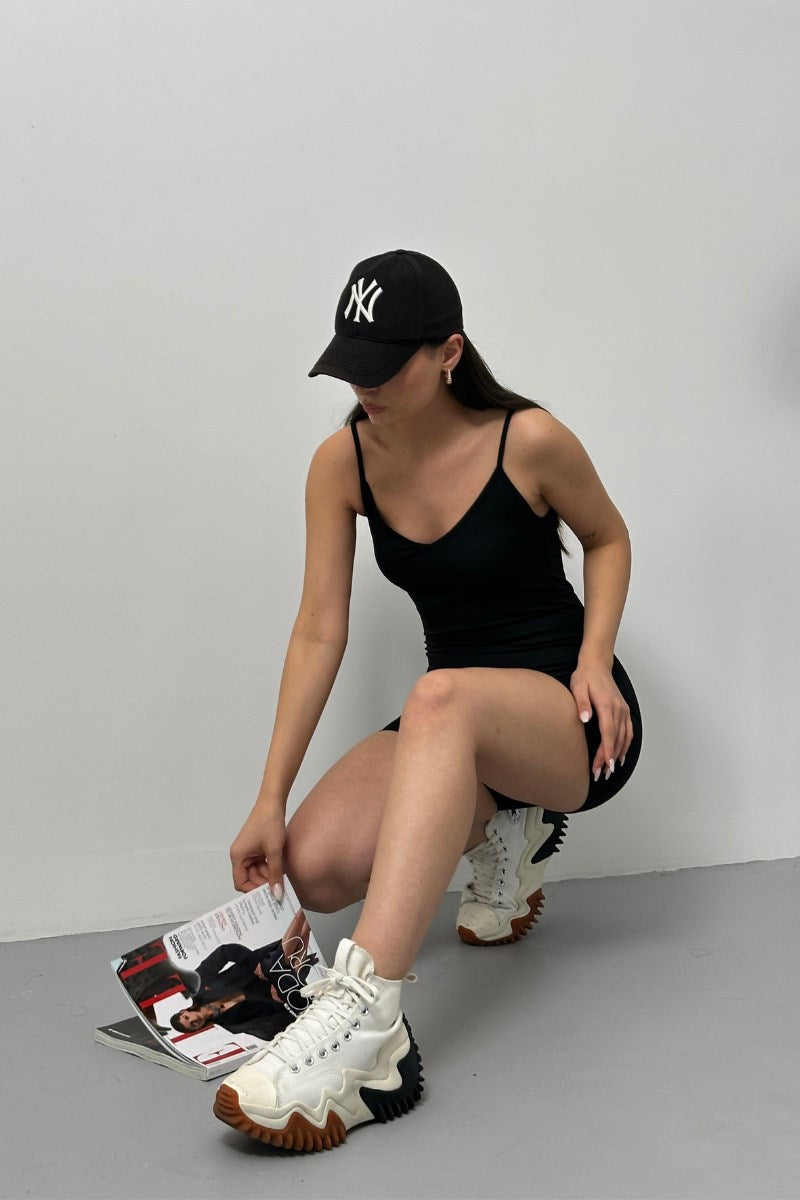 Kadın Siyah Mini Askılı Vücuda Oturan U Yaka Şortlu Tulum