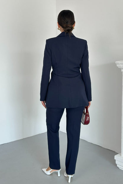 Kadın İkili Alt Üst Takım Şık Kuşaklı Drapeli Broş Detaylı Blazer Ceket Boru Paça Pantolon Takım