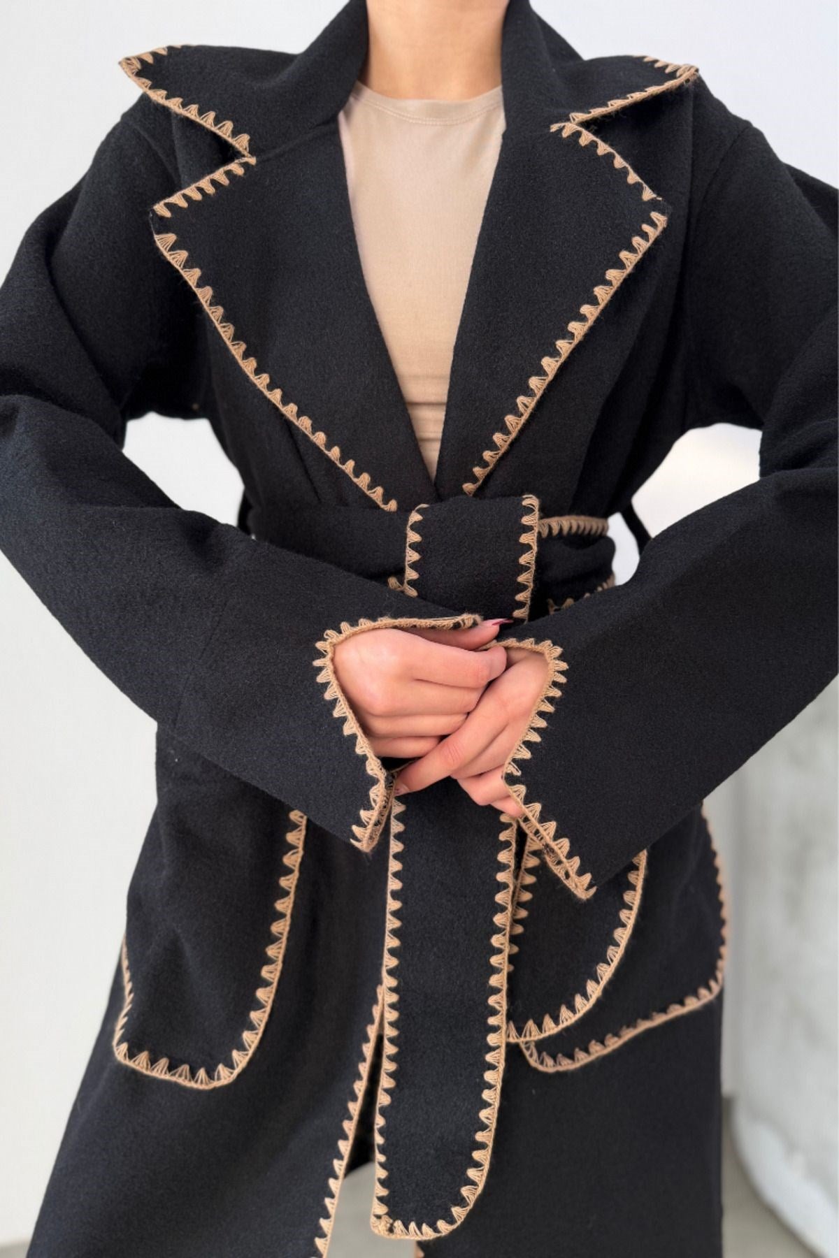 Kadın Siyah Kaşe Kaban Kuşaklı Nakışlı Büyük Cepli Kruvaze Yaka