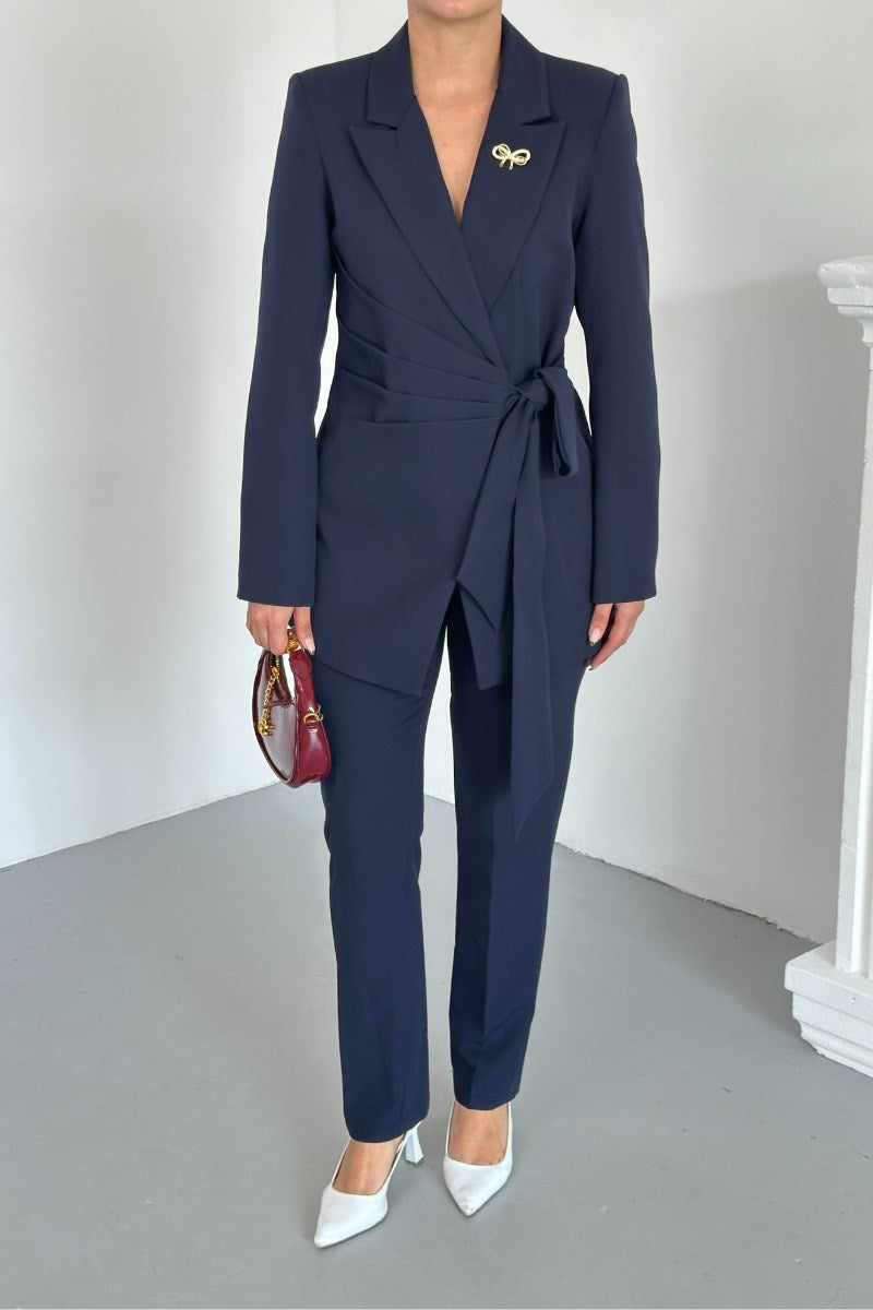 Kadın İkili Alt Üst Takım Şık Kuşaklı Drapeli Broş Detaylı Blazer Ceket Boru Paça Pantolon Takım
