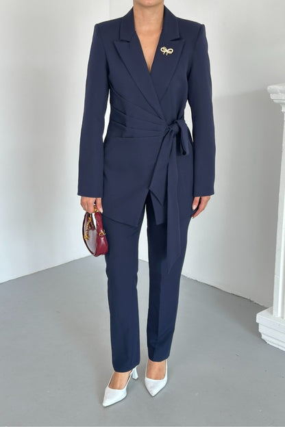 Kadın İkili Alt Üst Takım Şık Kuşaklı Drapeli Broş Detaylı Blazer Ceket Boru Paça Pantolon Takım