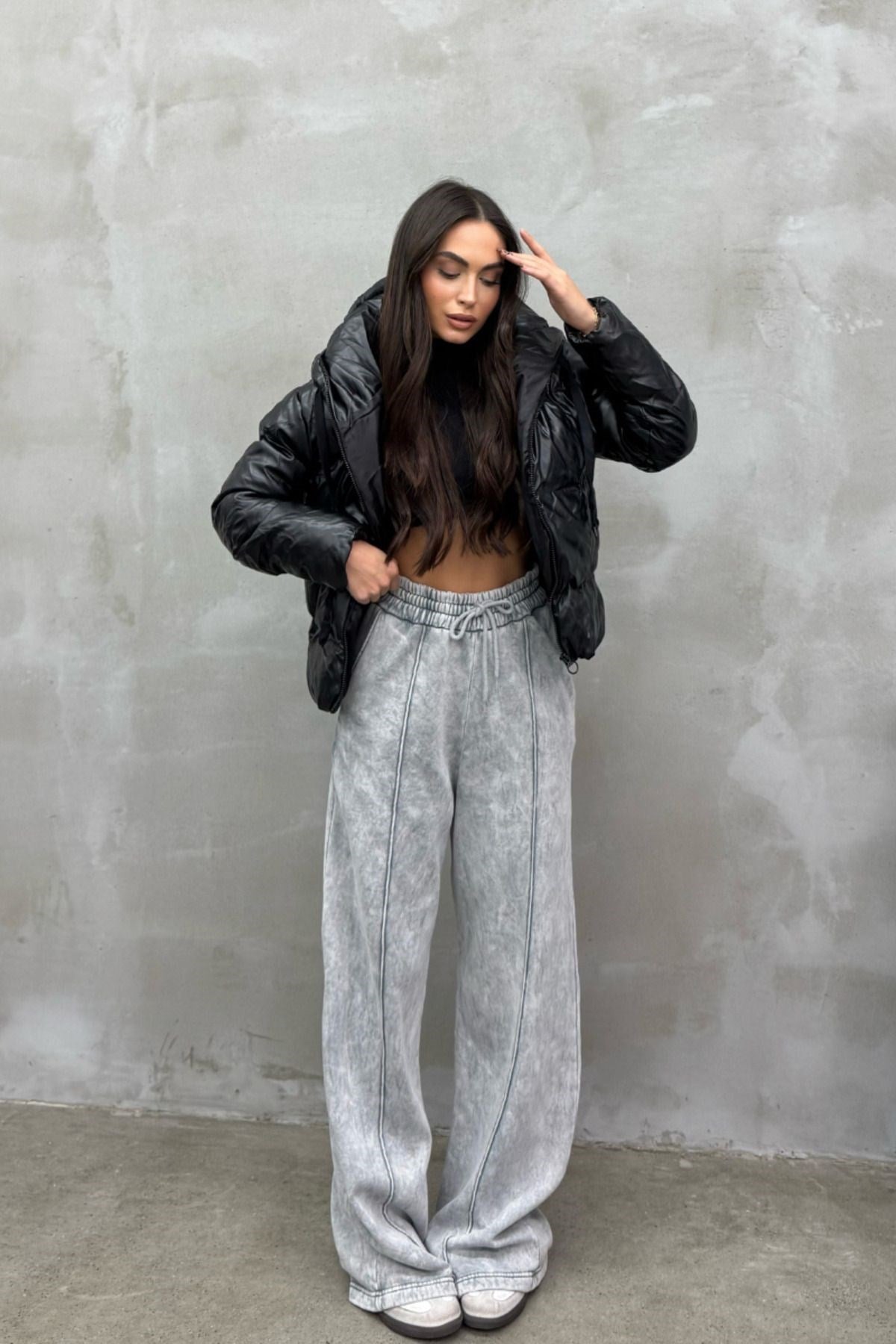 Kadın Siyah Kapüşonlu Cepli Kısa Deri Şişme Mont